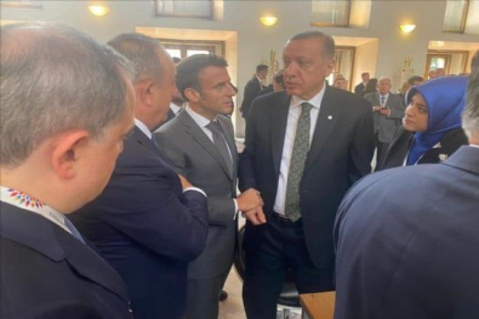 Erdoğan, Prag'da katıldığı zirvede Fransa lideri Macron'la şakalaşırken, "Gel seni