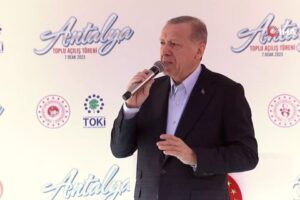 Cumhurbaşkanı Erdoğan, Antalya'da toplu a&ccedil;ılış t&ouml;reninde konuşuyor. Se&ccedil;im mesajı veren