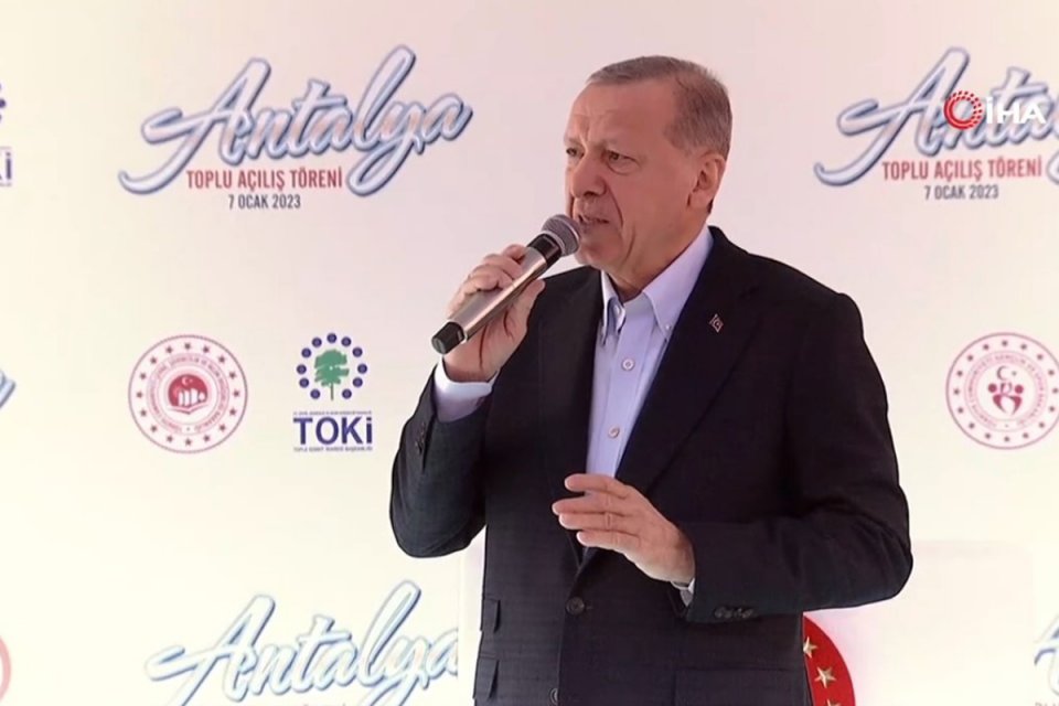 Cumhurbaşkanı Erdoğan, Antalya'da toplu a&ccedil;ılış t&ouml;reninde konuşuyor. Se&ccedil;im mesajı veren