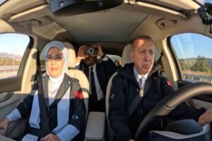 Cumhurbaşkanı Erdoğan, eşi Emine Erdoğan'la yaptığı Togg s&uuml;r&uuml;ş&uuml;n&uuml;n videosunu yayınladı.