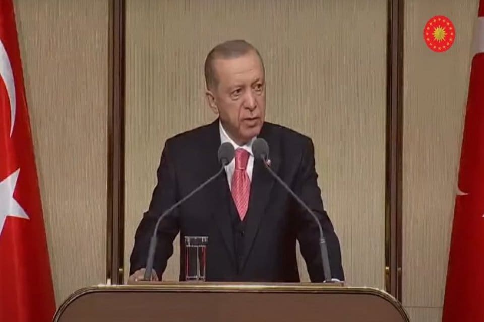 Cumhurbaşkanı Erdoğan, İl&ccedil;e M&uuml;ft&uuml;leri İstişare Toplantısı&rsquo;nda yaptığı a&ccedil;ıklamada yeni Anayasa