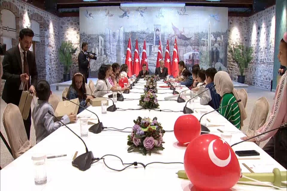 Cumhurbaşkanı Erdoğan, Dolmabah&ccedil;e Ofisi'nde depremzede &ccedil;ocukları kabul etti. Erdoğan kabulde