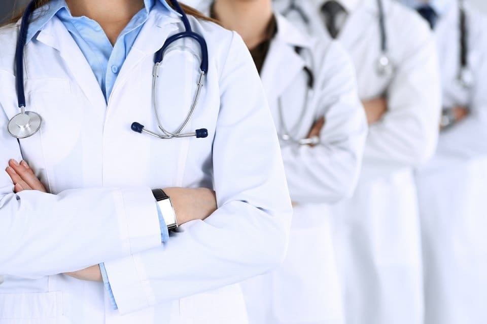 Devlet hastanelerindeki a&ccedil;ık nedeniyle&nbsp;&lsquo;uzman doktor&rsquo;&nbsp;kadrosunun iki katına &ccedil;ıkarılacağı bildirildi. Salgının