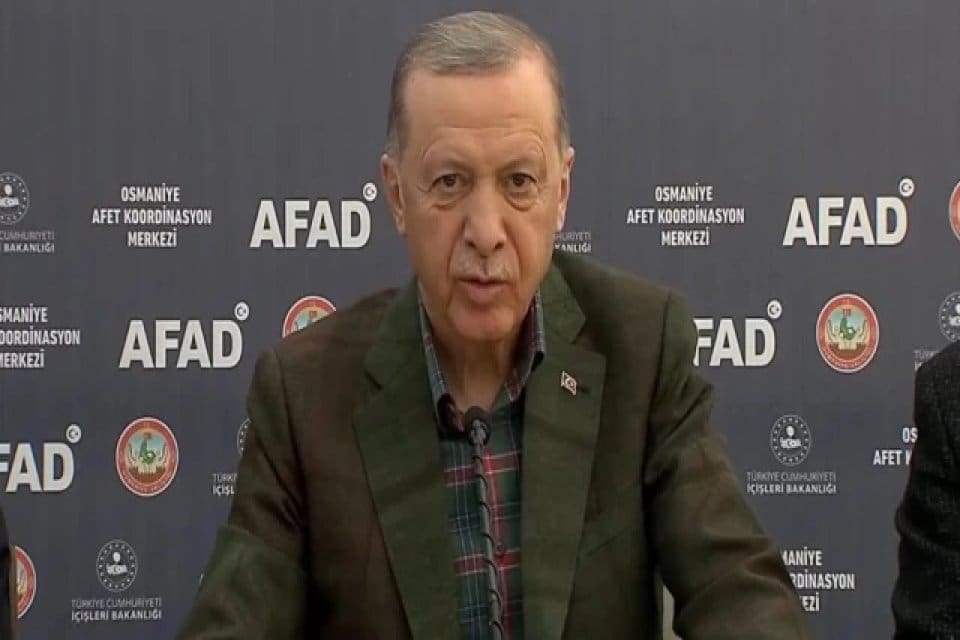 Cumhurbaşkanı Erdoğan, "Adıyaman'da ilk g&uuml;nler istediğimiz &ccedil;alışmayı y&uuml;r&uuml;temedik sizden helallik