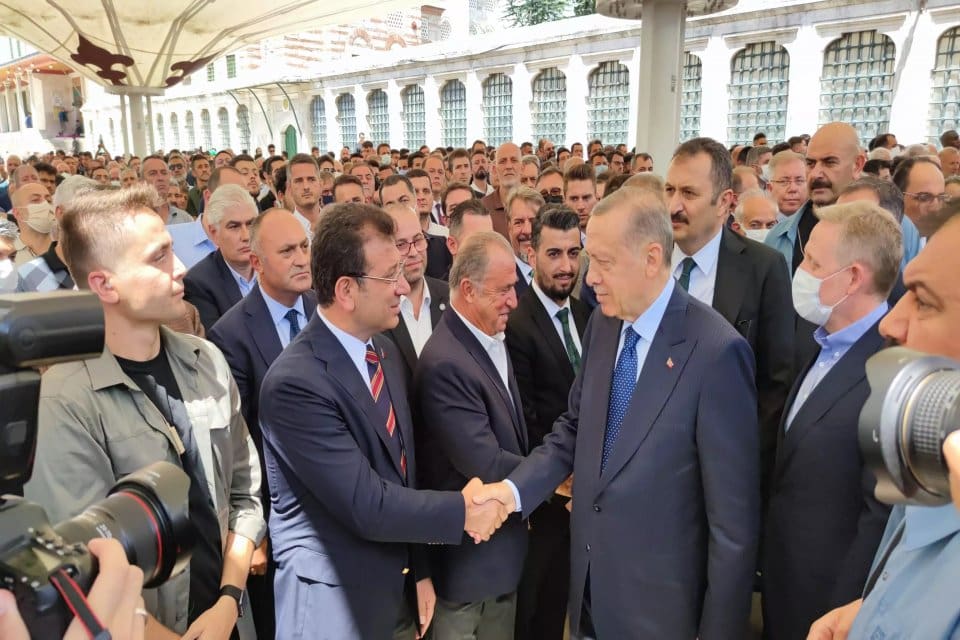 Başakşehir Kul&uuml;b&uuml; Başkanı G&ouml;ksel G&uuml;m&uuml;şdağ'ın annesi Fethiye G&uuml;m&uuml;şdağ'ın cenazesinde, Cumhurbaşkanı