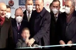 Cumhurbaşkanı Erdoğan'ın konuşması sırasında k&uuml;rs&uuml;ye gelen k&uuml;&ccedil;&uuml;k bir &ccedil;ocuk, CHP