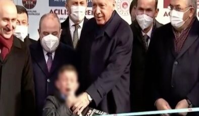 Erdoğan'ın elinden mikrofonu alan çocuk Kılıçdaroğlu'na 'hain' dedi!