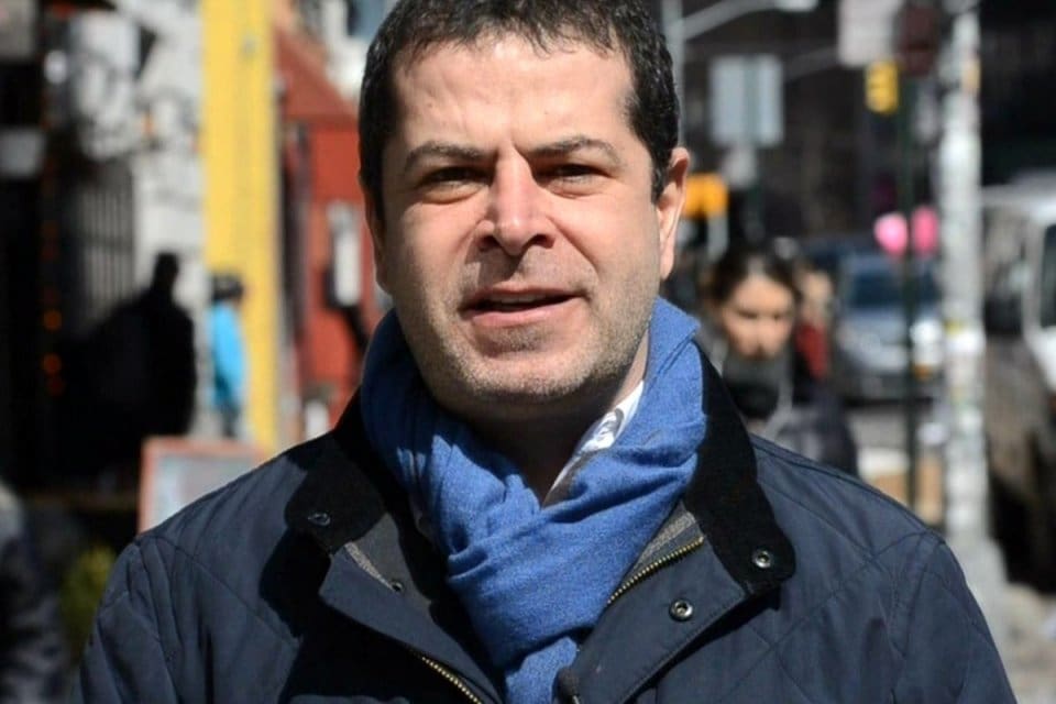 C&uuml;neyt &Ouml;zdemir 400 bin kişiyle T&uuml;rkiye'nin en b&uuml;y&uuml;k anketini yaptı:&nbsp;