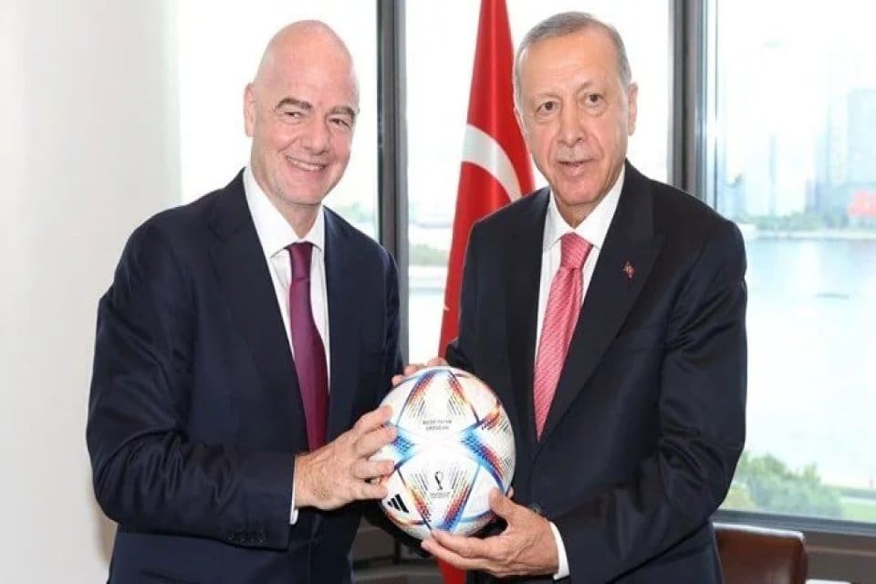 Cumhurbaşkanı Erdoğan, FIFA Başkanı Infantino'yu kabul etti. Infantino, Cumhurbaşkanı Erdoğan'a