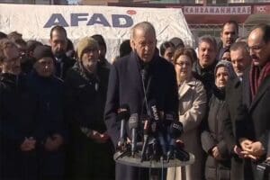Cumhurbaşkanı Erdoğan, depremin merkezi Kahramanmaraş'ta &ccedil;adır kenti ziyaret etti. Burada