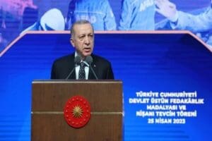 Cumhurbaşkanı Recep Tayyip Erdoğan,&nbsp;depremle m&uuml;cadelenin sembolleşen isim ve ekiplerinden yerli