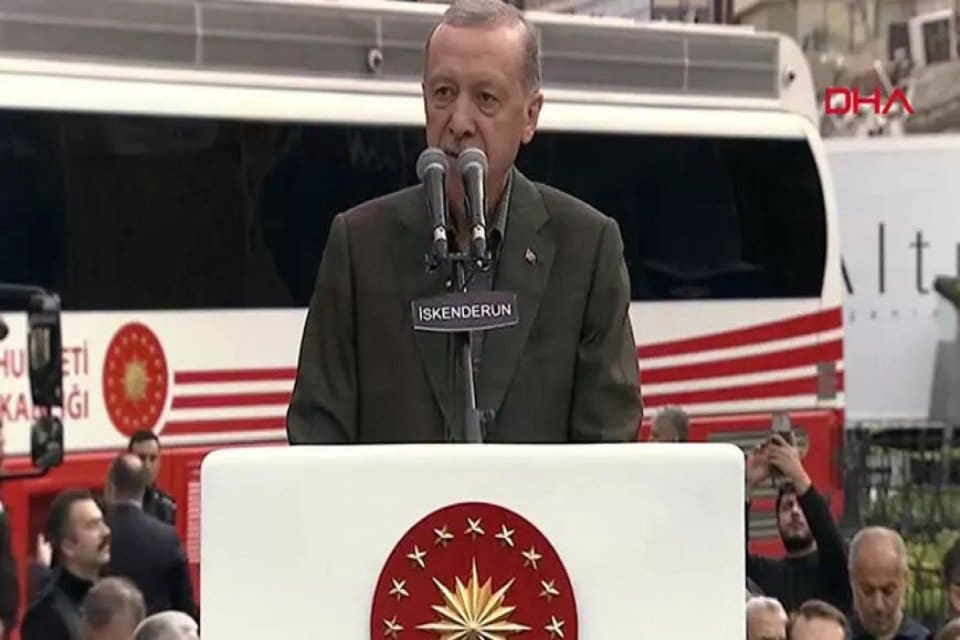 Depremden etkilenen şehirleri bir yılda ayağa kaldırma s&ouml;z&uuml;n&uuml; hatırlatan Cumhurbaşkanı
