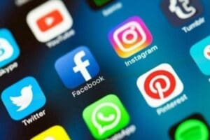 Facebook, WhatsApp ve Instagram'a erişim sağlanamıyor. Pop&uuml;ler sosyal medya siteleri&nbsp;Facebook&nbsp;ve&nbsp;Instagram'ın