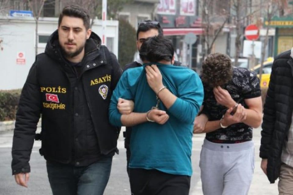 Eskişehir'de Hasan F. (21), kendisini aldattığını &ouml;ne s&uuml;rd&uuml;ğ&uuml; sevgilisi Ayşenur
