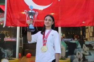 Denizlili Kick Boks sporcusu 17 yaşındaki Selvinaz Cura, &ccedil;evresindekilerin erkek