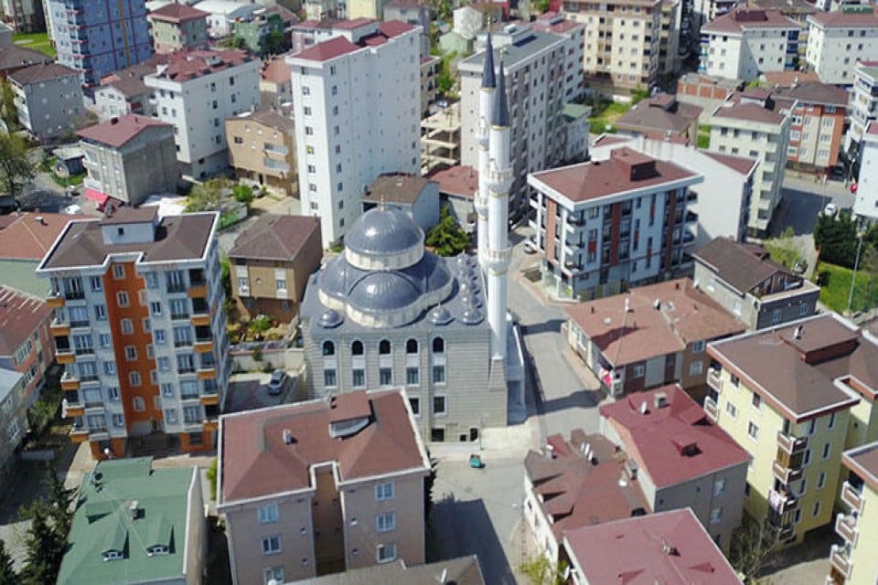 İstanbul &Ccedil;ekmek&ouml;y'de Soğukpınar Mahallesi sakinleri ezanın erken okunması nedeniyle iftarları