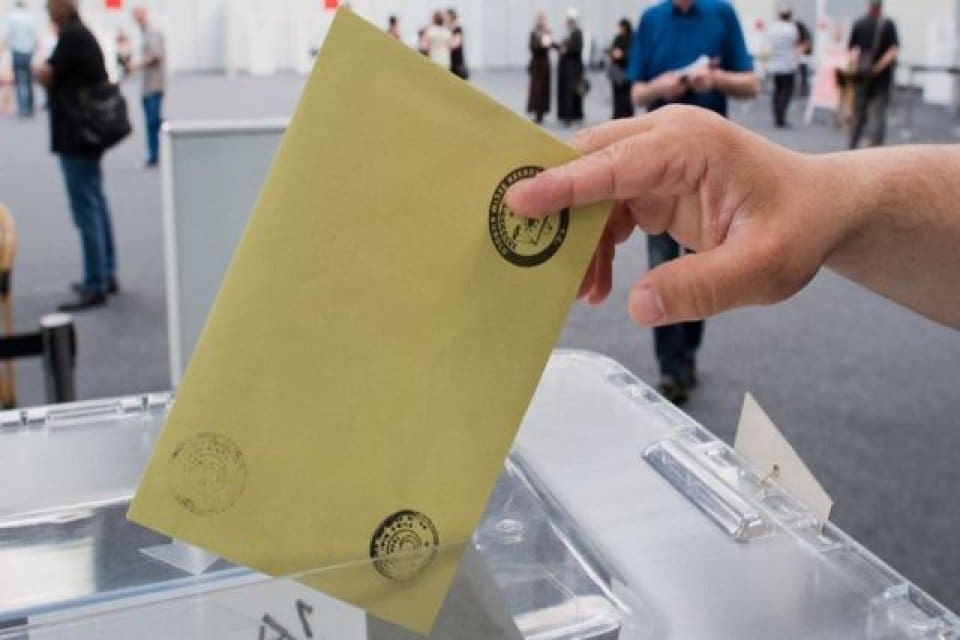 Kulislerde se&ccedil;imin erkene alınarak 6 Kasım Pazar g&uuml;n&uuml; yapılacağı konuşuluyor.