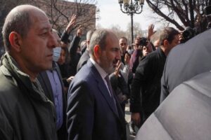 Ermenistan ordusu Başbakan Nikol Paşinyan ve h&uuml;k&uuml;metin istifasını talep etti.