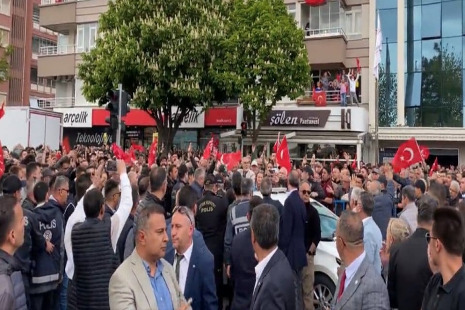 PROVEKE EDEN ARKADAŞI G&Ouml;T&Uuml;R&Uuml;N İmamoğlu'nun "Memur Bey, provoke eden arkadaşı