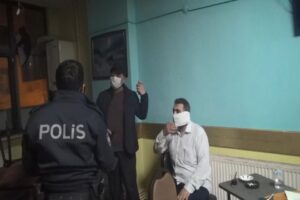 İstanbul Esenyurt'ta kapalı olması gereken saatte açık olan kıraathaneye baskın