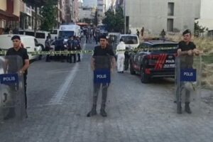 Esenyurt Pınar Mahallesi’nde bir kişi evde kavga ettiği 3 kardeşini