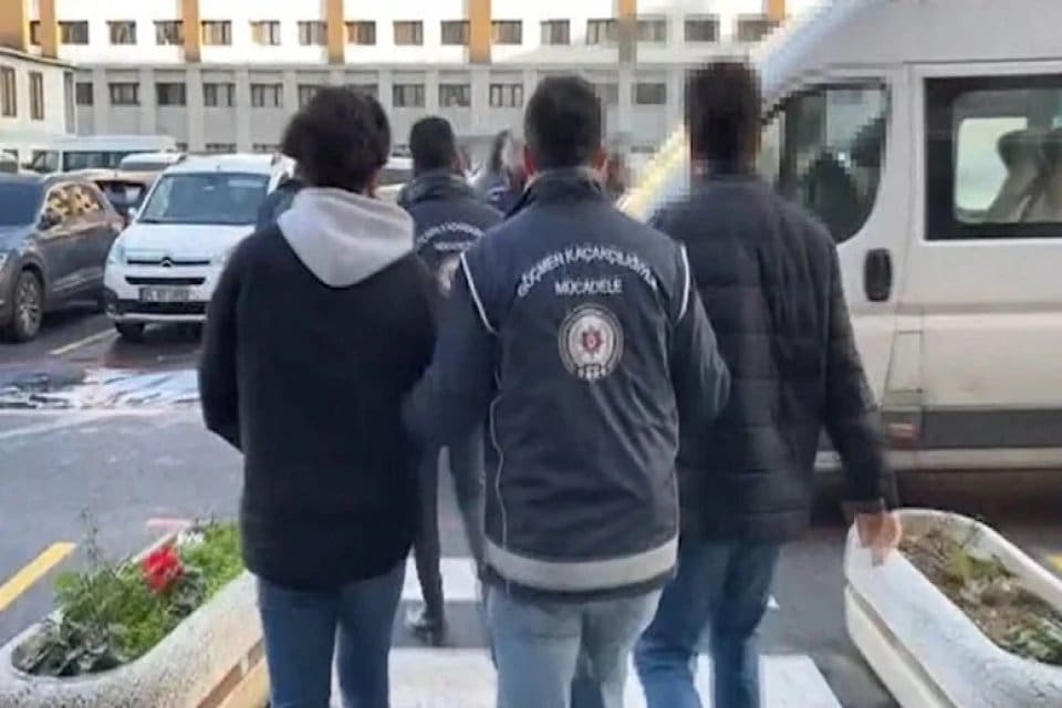 İstanbul'un Esenyurt il&ccedil;esinde g&ouml;&ccedil;men ka&ccedil;ak&ccedil;ılarına y&ouml;nelik operasyonda 8 kişi yakalanarak
