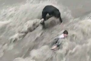 İstanbul Esenyurt'ta dereye d&ouml;nen yokuşta yolun karşısında ge&ccedil;meye &ccedil;alışan biri