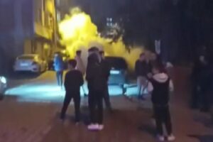 İstanbul'un Esenyurt il&ccedil;esinde bir markete gelen m&uuml;şteri ile kasiyer arasında