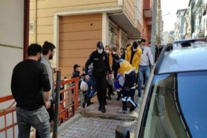 Kağıthane'de hen&uuml;z bilinmeyen bir sebeple koca, eşi ve &ccedil;ocuğuyla birlikte