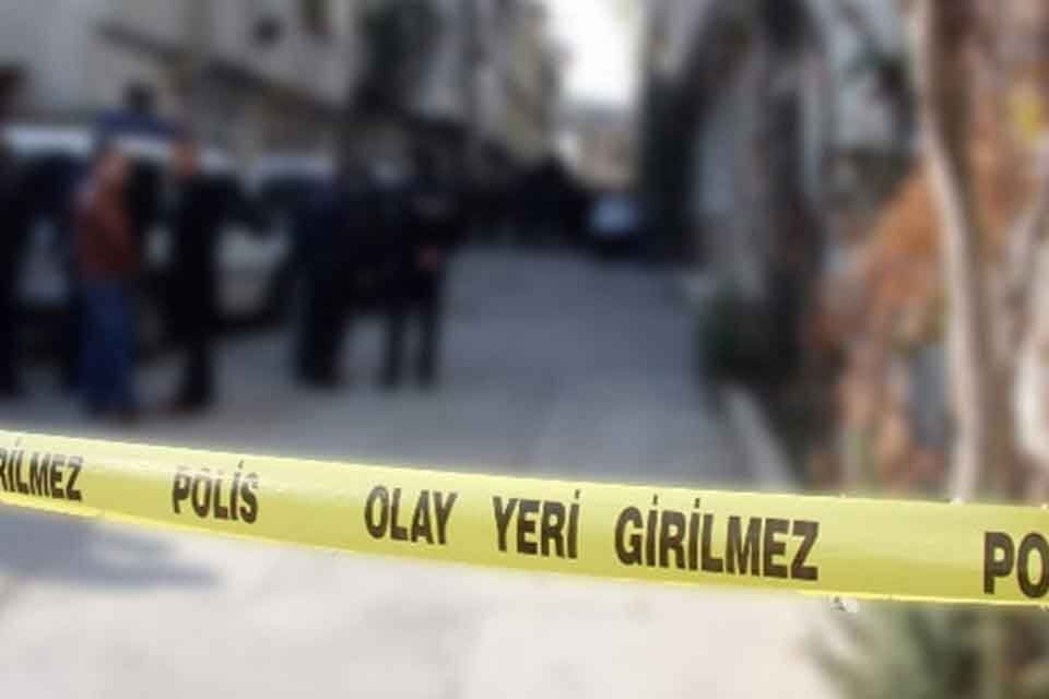 İZMİR'in Buca il&ccedil;esinde, evde olan eşine sokaktan bağırarak hakaretler savurduğu