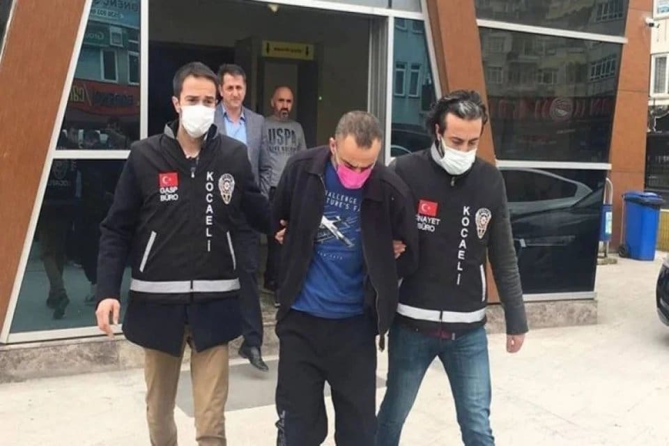 Kocaeli İzmit'te eşini sırtından bı&ccedil;aklayarak &ouml;ld&uuml;ren erkek, kendilerine b&uuml;y&uuml; yapıldığını