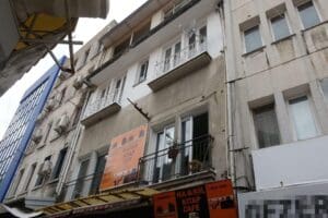 İzmir'de boşanma aşamasındaki 5 aylık eşi Zehra Kalmaz'ı (19) bı&ccedil;aklayarak