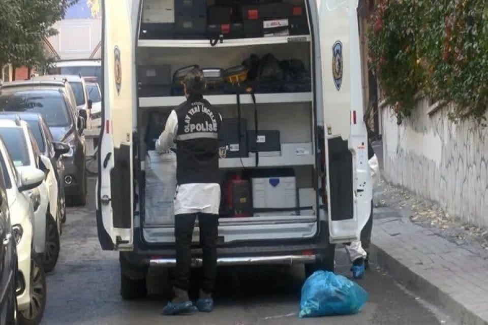 İstanbul Bağcılar'da bir kişi, karısını uyuduğu sırada silahla vurarak &ouml;ld&uuml;rd&uuml;.