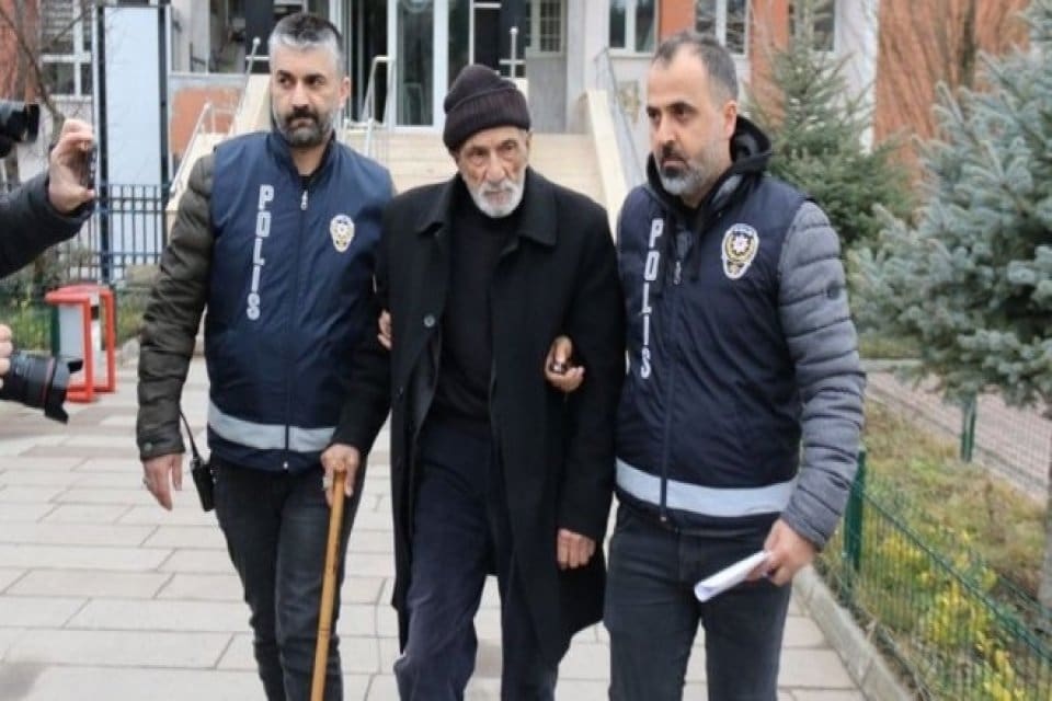 Eskişehir'in İn&ouml;n&uuml; il&ccedil;esinde eşi Fatma&acute;yı, Boz&uuml;y&uuml;k il&ccedil;esinde ise oğlu Erol