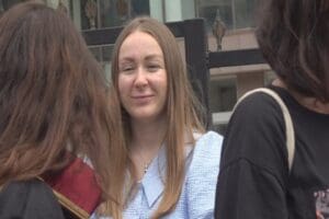 Ukraynalı eşinin y&uuml;z&uuml;n&uuml; fal&ccedil;atayla kestiği iddiasıyla, hakkında 11 yıl hapis