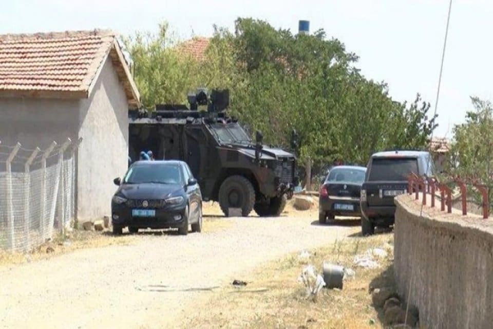 Ankara'da &Ouml;zkan G&uuml;&ccedil;l&uuml;, kendisini terk eden eşi ile barışmak i&ccedil;in