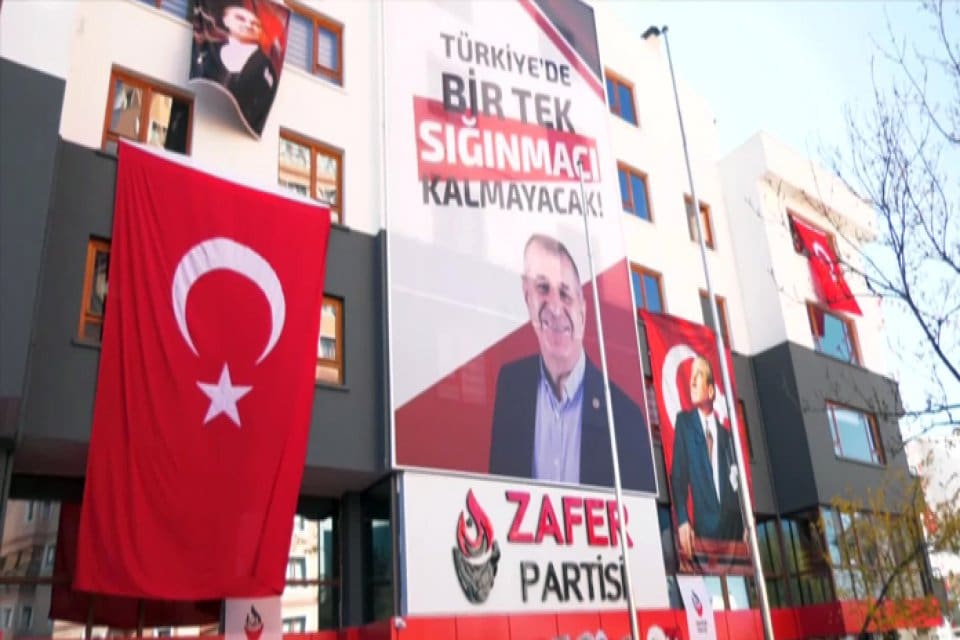 Eski Dışişleri Bakanı Ş&uuml;kr&uuml; Sina G&uuml;rel, CHP'den istifa ederek Zafer