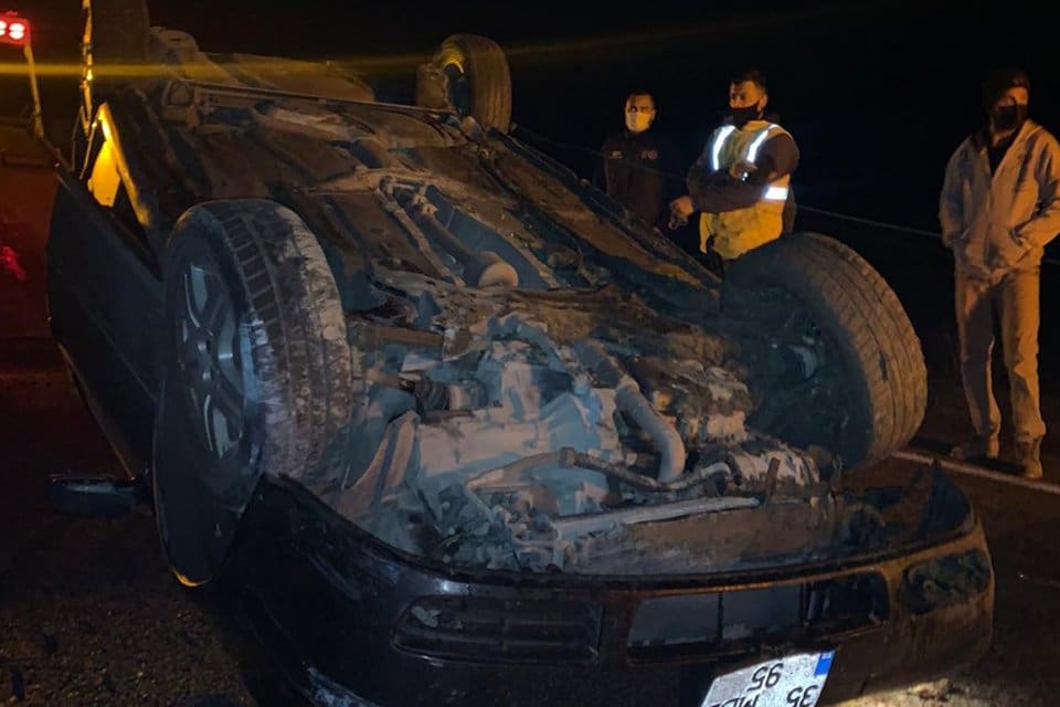 İzmir'in Fo&ccedil;a il&ccedil;esinde, kontrolden &ccedil;ıkarak, takla atan otomobilin s&uuml;r&uuml;c&uuml;s&uuml; Fo&ccedil;a