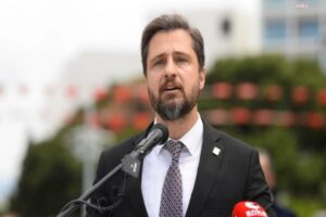 CHP İzmir İl Başkanlığı'ndan istifa edip milletvekili aday adayı olan