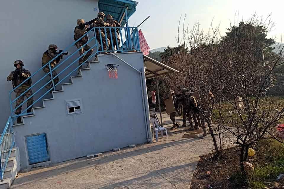 AYDIN'ın Kuşadası il&ccedil;esinde, organize su&ccedil; &ouml;rg&uuml;t&uuml;ne operasyonda, aynı aileden 3