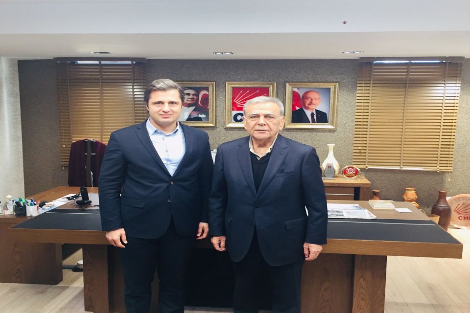 Cumhuriyet Halk Partisi (CHP) İzmir İl Başkanı Deniz Y&uuml;cel, kendisini