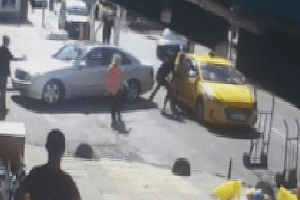 Kadık&ouml;y'de eski sevgilisinin kaldığı evden zorla dışarı &ccedil;ıkaran ş&uuml;pheli, geldiği