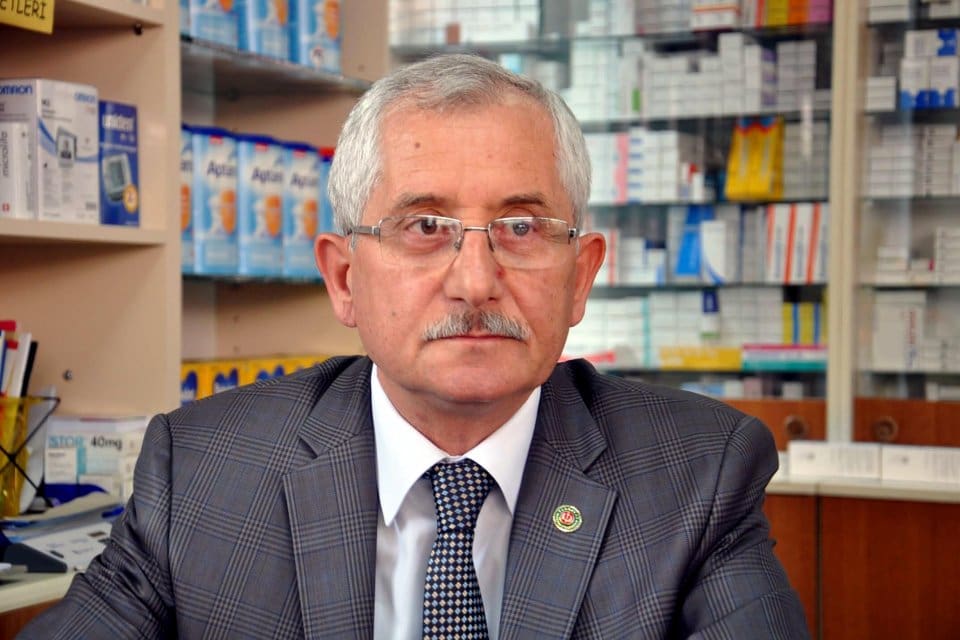İzmir'de, eski Y&uuml;ksek Se&ccedil;im Kurulu (YSK) Başkanı Sadi G&uuml;ven'e sosyal