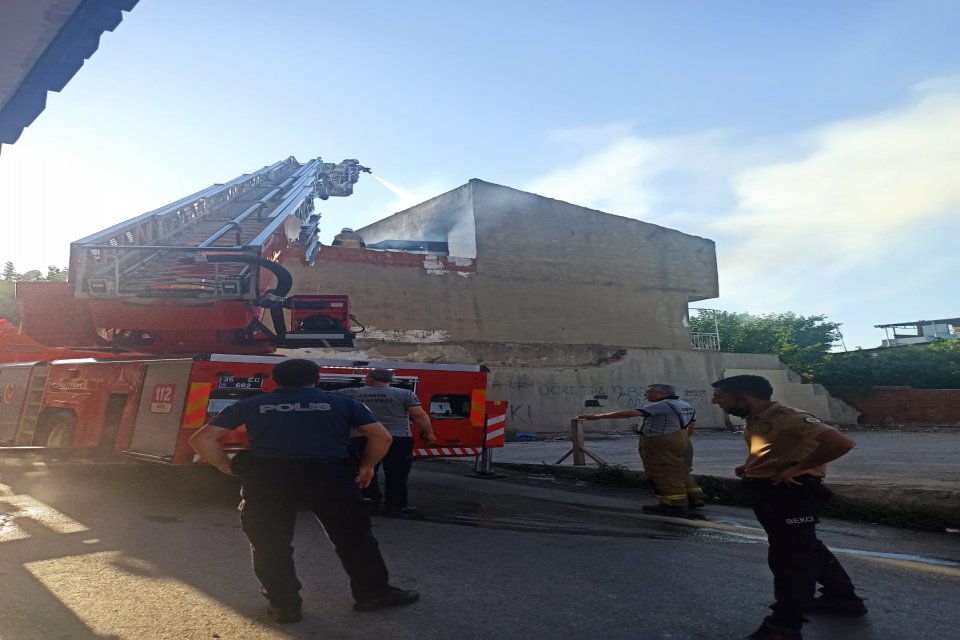 Eskiizmir'de akşam saatlerinde 3 katlı bir evin en &uuml;st katında