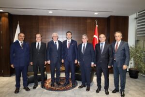 İki coğrafi bölgeye yayılan toprakları, iki denize kıyıları olan, çok