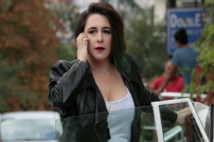 'Fatmag&uuml;l'&uuml;n Su&ccedil;u Ne?' dizisinde Beren Saat'in yengesi rol&uuml;yle &uuml;nlenen Esra