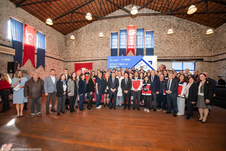 İzmir B&uuml;y&uuml;kşehir Belediye Başkanı Tun&ccedil; Soyer, 30 il&ccedil;eye yaydıkları evde