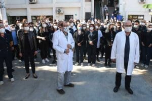 İzmir B&uuml;y&uuml;kşehir Belediyesi Eşrefpaşa Hastanesi&rsquo;nde iki g&uuml;venlik personeli darp edildi.