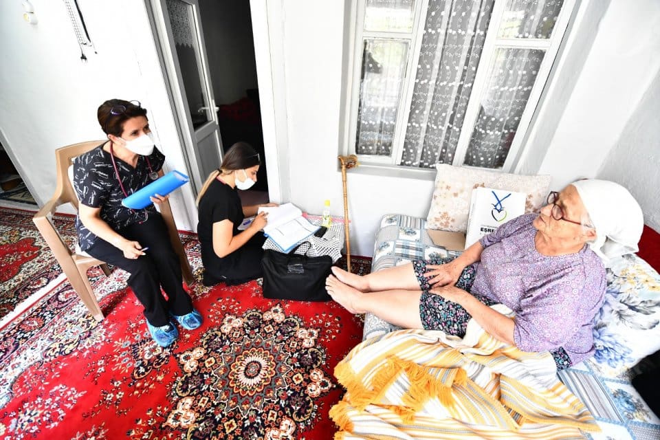 Evde bakım hizmetini kentin 30 il&ccedil;esine yayan İzmir B&uuml;y&uuml;kşehir Belediyesi