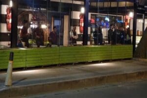 İstanbul, Etiler'de bulunan &uuml;nl&uuml; restoranda yemek i&ccedil;in bir araya gelen